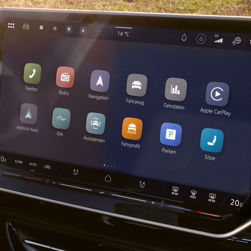 Infotainment-Display mit geöffneter Startseite und verschiedenen App-Kacheln.
