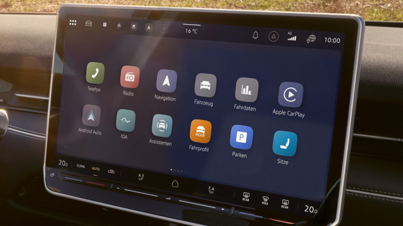 Infotainment-Display mit geöffneter Startseite und verschiedenen App-Kacheln.
