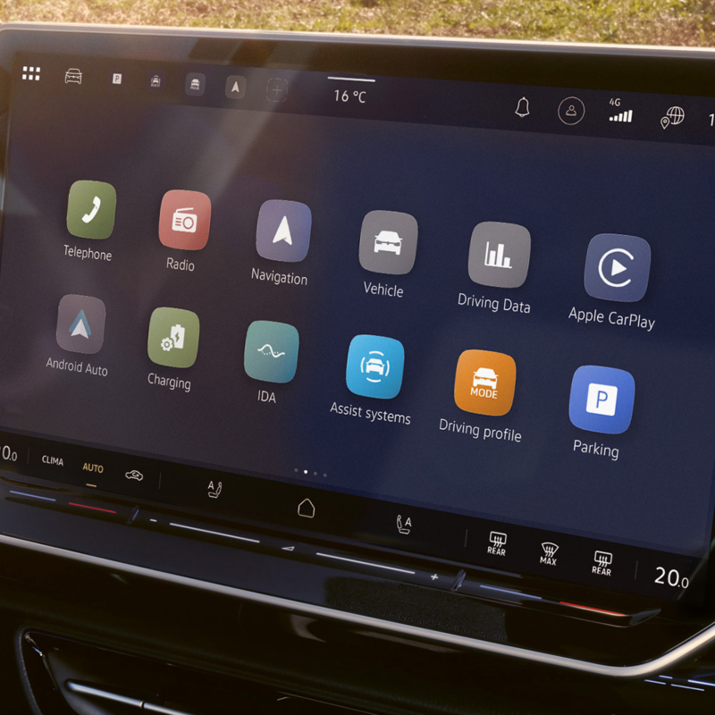 Ekran Infotainment z otwartą stroną startową i różnymi kafelkami aplikacji.