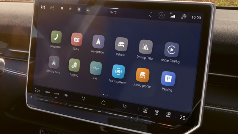 Ekran Infotainment z otwartą stroną startową i różnymi kafelkami aplikacji.