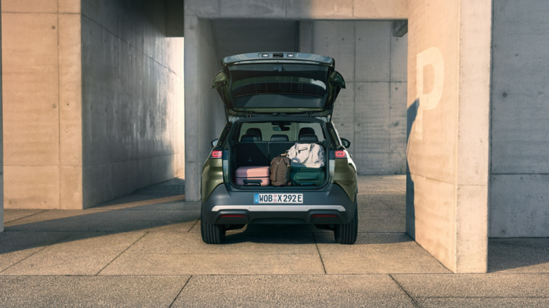 vw id cross suv sett bakfra med åpent bagasjerom fylt med bagasje