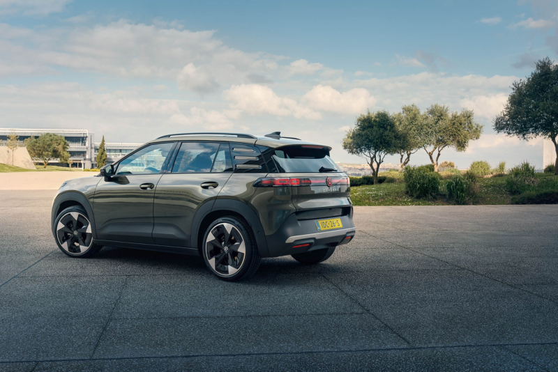 Achterkant van een groene Volkswagen ID. Cross op een plein met bomen.