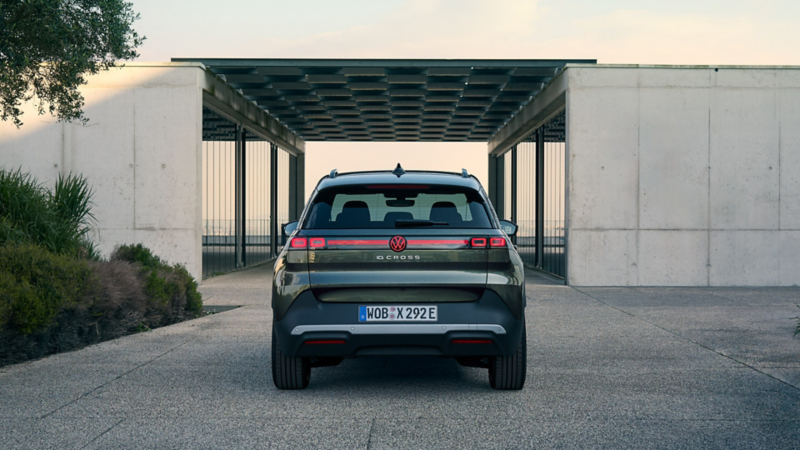 Heckansicht eines VW ID. Cross, der vor einem weißen Gebäude parkt.
