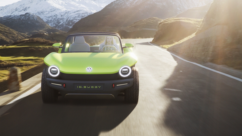 Le VW ID. BUGGY roule sur une route de campagne