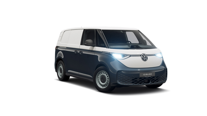 Ein vollelektrischer VW ID. Buzz Cargo in einer dunkelblau-weißen Zweifarblackierung ist vor neutralem weißem Hintergrund abgebildet.
