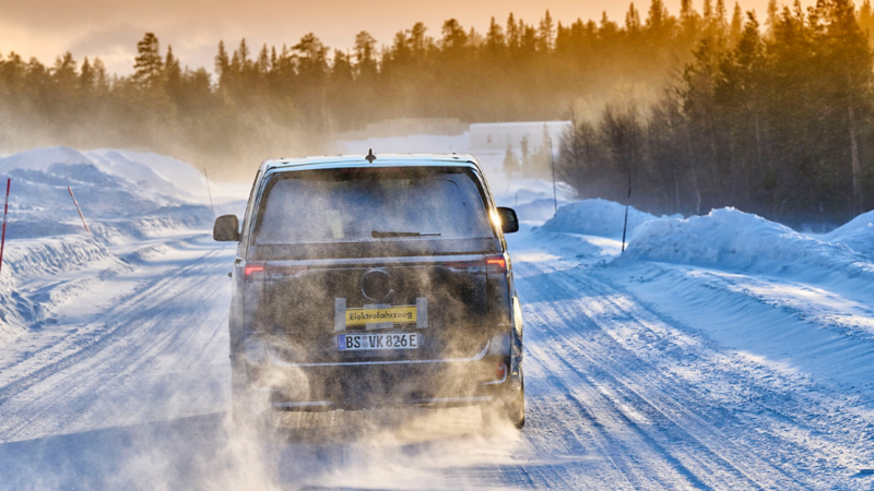 L'ID. Buzz guida attraverso una strada coperta di neve.