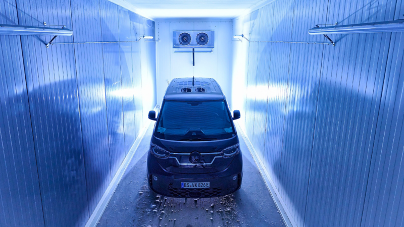 L'ID. Buzz in una piccola stanza blu e luminosa.