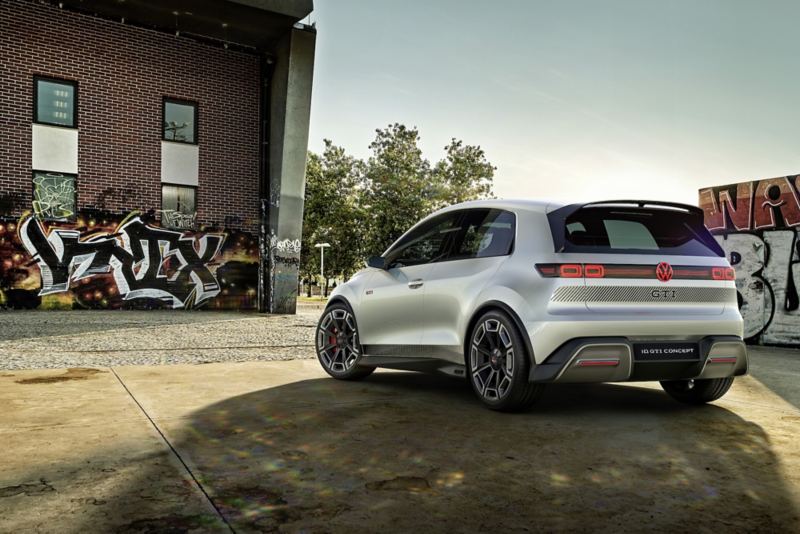 ID. GTI Concept sedd bakifrån, i bakgrunden syns ett tegelhus