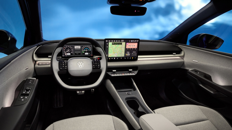 Set fra førersædet i cockpittet på en VW ID. Polo med multifunktionsrat, digitalt cockpit og infotainmentskærm.