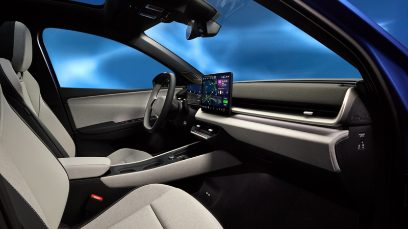 Utsikt fra siden i vw id polo med multifunksjonsrattet, digital cockpit og infotainmentskjerm