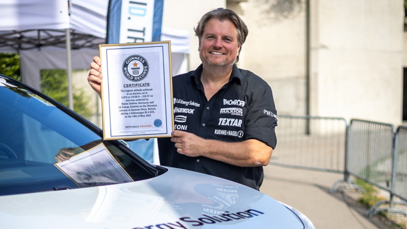 Il detentore del record Guinnes Rainer Zietlow con il suo certificato