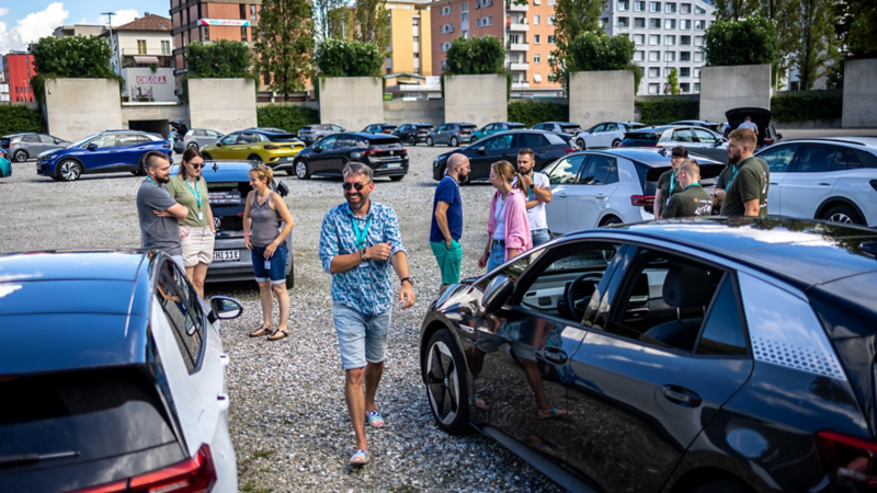 Panoramica di tutte le auto e di alcune persone