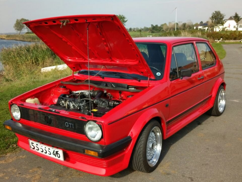 En rød golf gti med kølerhjelmen åben