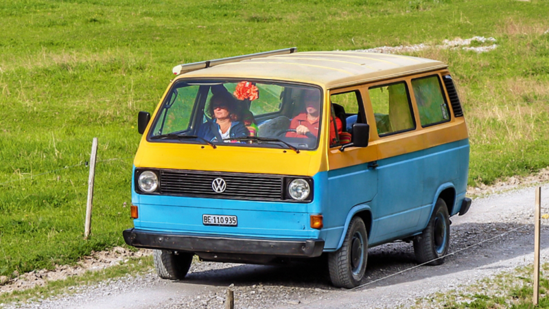 Gelb-blauer Exot: Als einziger T3 unter den luftgekühlten Bullis sticht der Bus von Alex und Dominique heraus. 