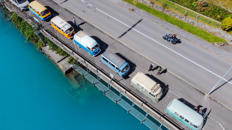 Sosta al lago di Brienz: la carovana di Bulli vista da un drone.