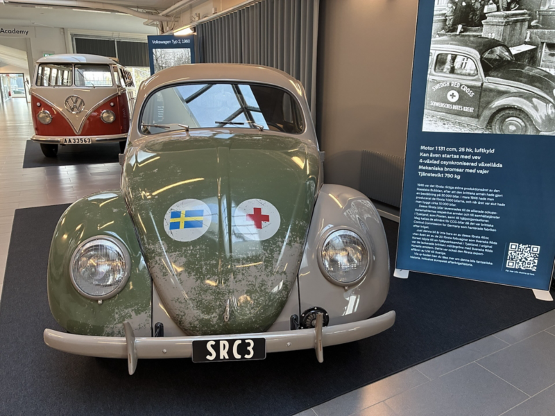 Röda korset-bilen som står parkerad i Södertälje.