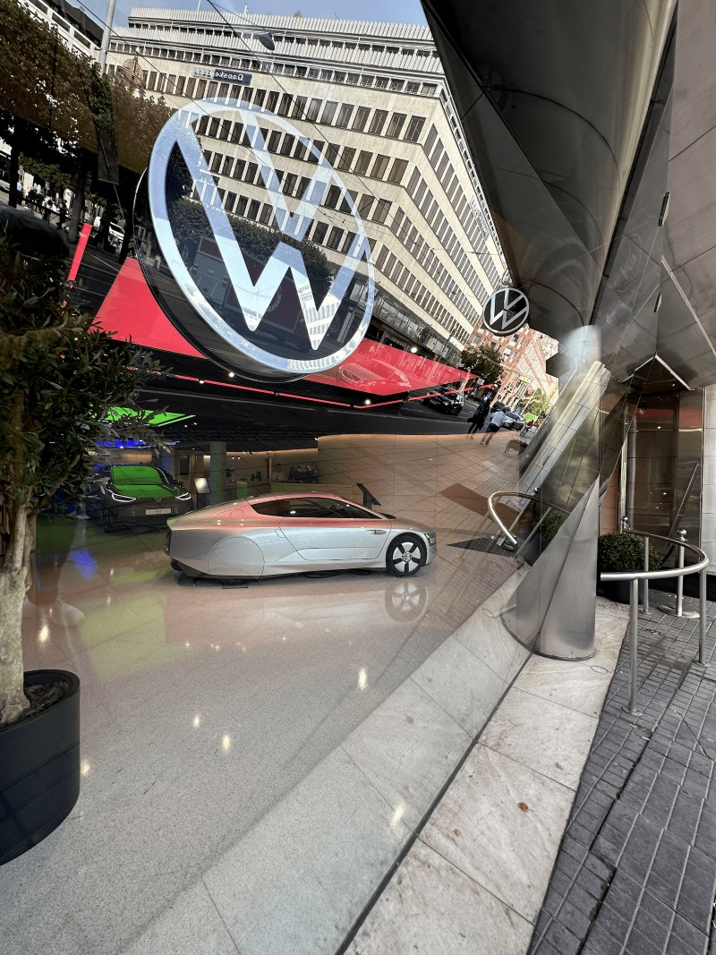 Volkswagen XL1  står parkerad i en bilhall