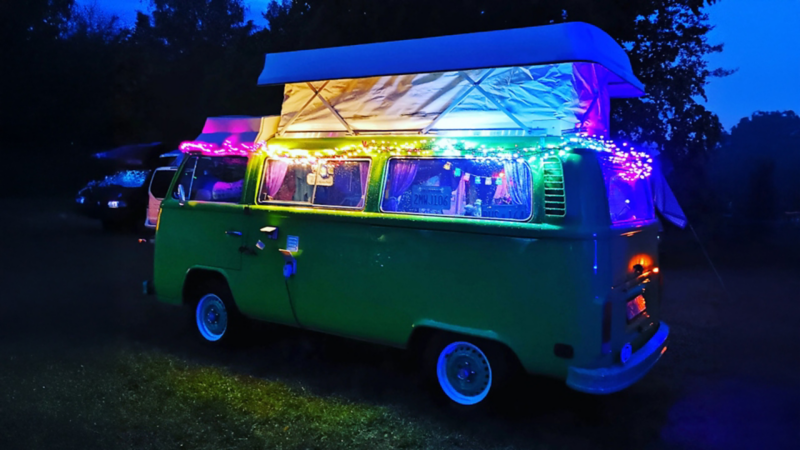Susannes beleuchteter VW Bulli bei Nacht.