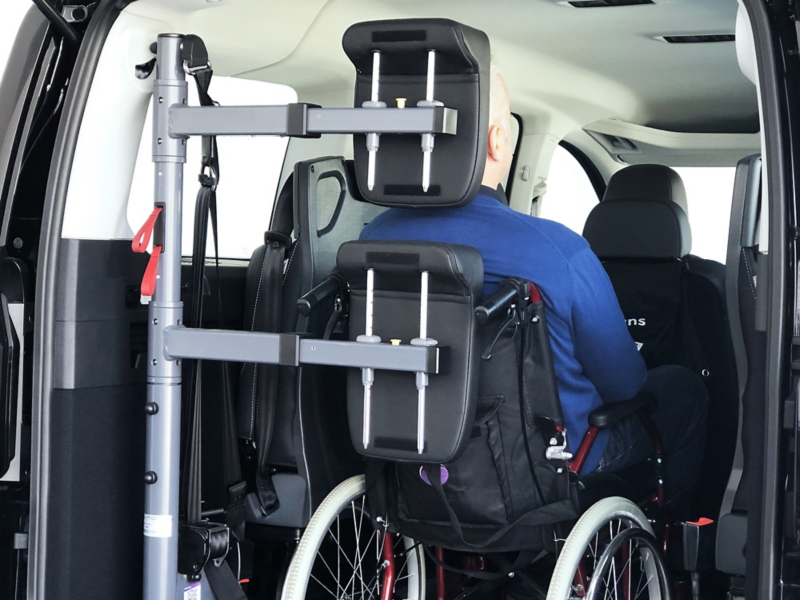 Respaldo de cabeza y retenedor para la silla de ruedas regulables del VW Caddy Maxi PMR.