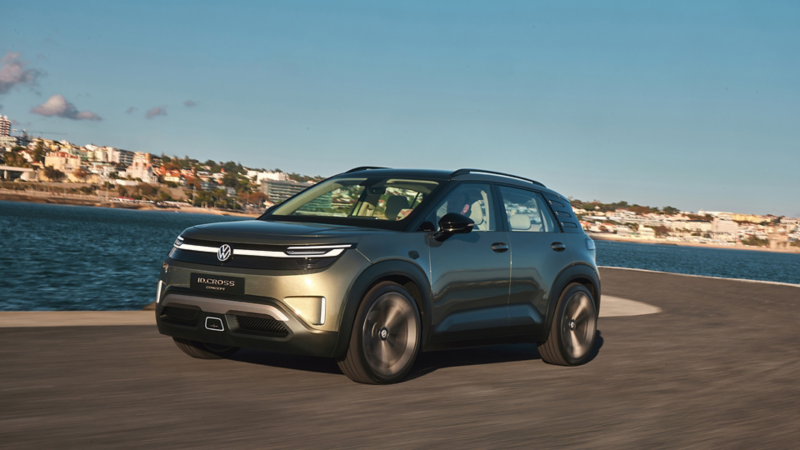 Un VW ID. CROSS Concept vert roule sur une route côtière.