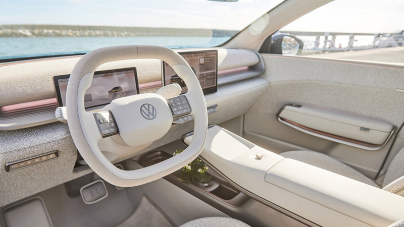 Detail der Fahrertür des VW ID. CROSS Concept mit Fenster- und Spiegeleinstellungen.