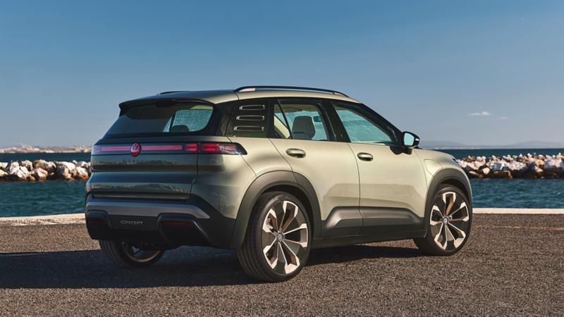 Vue arrière trois quarts d’un VW ID. CROSS Concept vert.