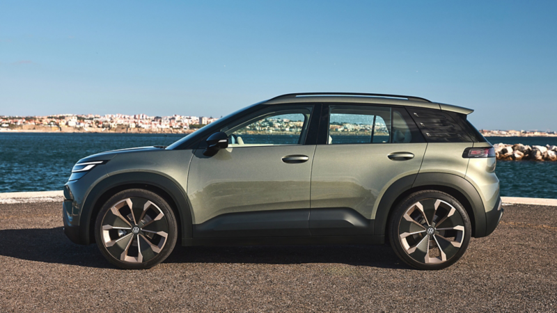 Vue de profil d’un VW ID. CROSS Concept vert.
