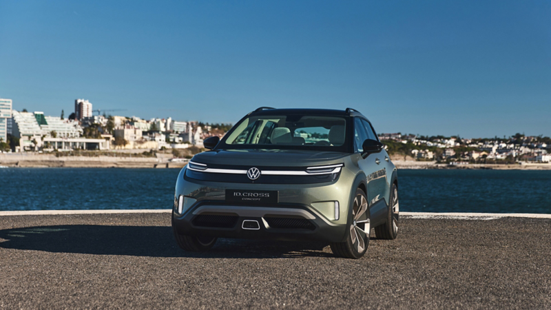 Vue avant trois-quarts du VW ID. CROSS Concept vert.