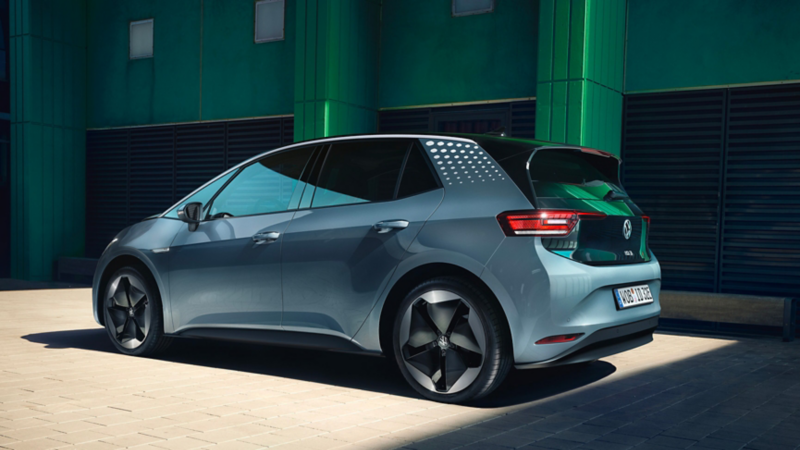 Volkwagen ID.3 geparkeerd voor modern gebouw
