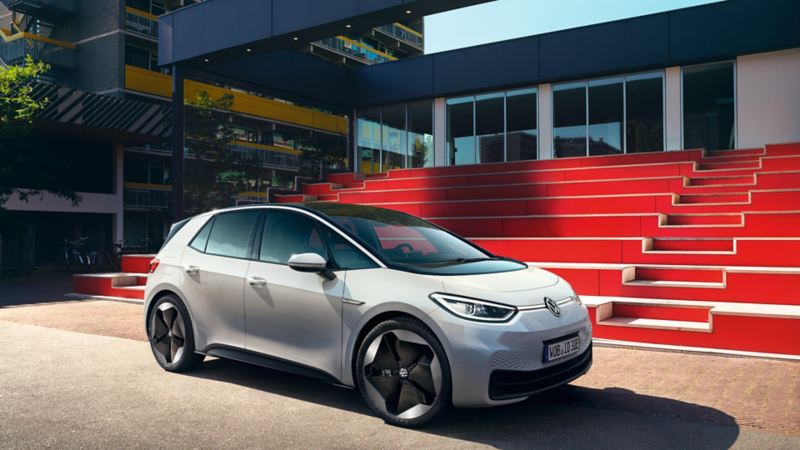 VW ID.3 3-4-Front vor roter Treppe
