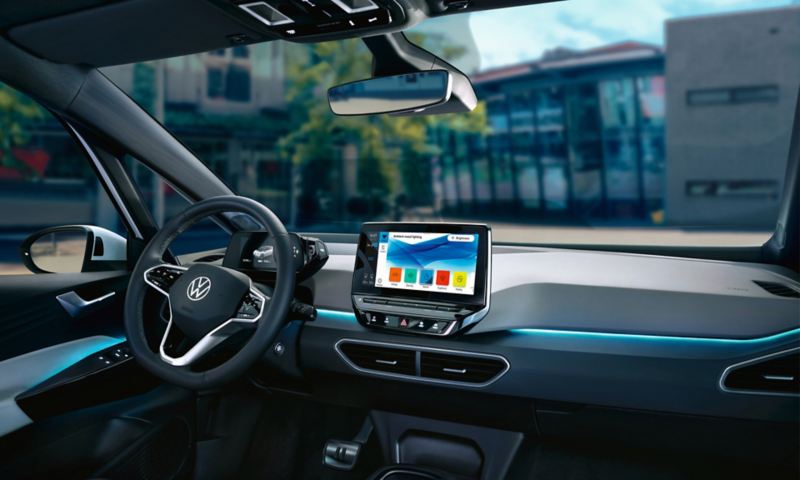 Innenansicht VW ID.3 Cockpit mit Fokus auf Dashboard mit Ambientebeleuchtung in Blau, Einstellung der Beleuchtung über Display