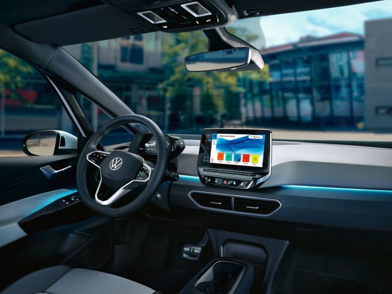 Innenansicht VW ID.3 Cockpit mit Fokus auf Dashboard mit Ambientebeleuchtung in Blau, Einstellung der Beleuchtung über Display.