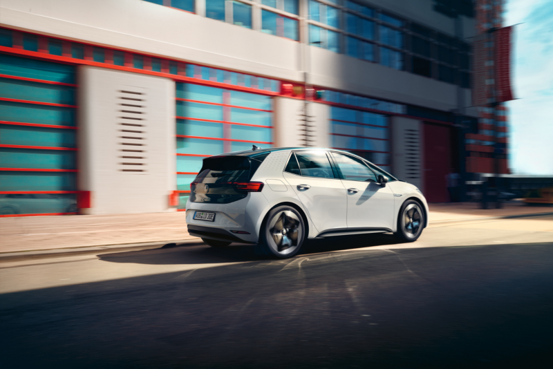 Ein VW Golf 7 und ein VW T-Cross parken nebeneinander.