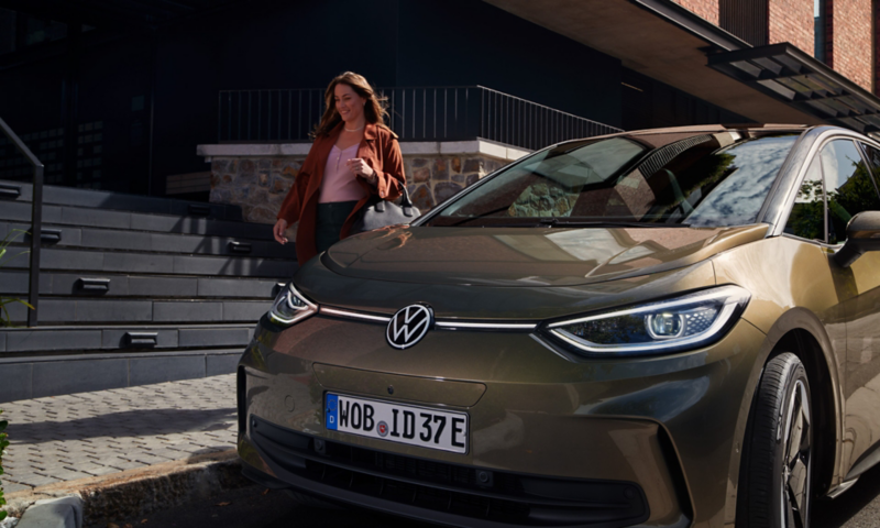 Blick auf die Front des VW ID.3 mit Lichtband und LED-Matrix Scheinwerfern mit IQ.LIGHT.