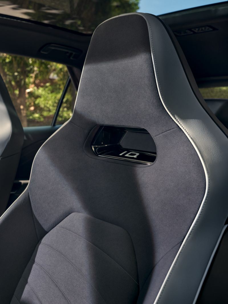 Blick auf den elektrischen Top Sportsitz des VW ID.3 mit Massagefunktion und hochwertigem Gewebe.