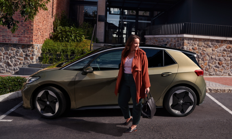 Une femme sort de la Volkswagen ID.3.