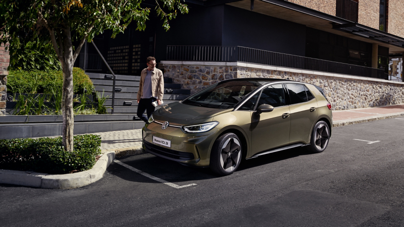 Una Volkswagen ID.3 in “Dark Olivine Green Metallizzato” e con cerchi “Sanya”, parcheggiata a bordo strada.