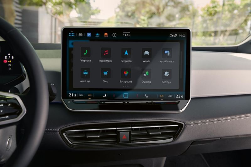 Vista del display sulla consolle centrale di VW ID.3. Diverse icone sono visibili sul touchscreen.
