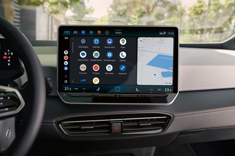 Blick auf das Display der Mittelkonsole im VW ID.3. Auf dem Touchscreen sind diverse Icons zum Anklicken sichtbar.