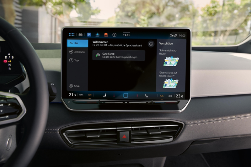 Blick auf das Multifunktionslenkrad im VW ID.3 mit Touch-Taste für den Sprachassistenten.