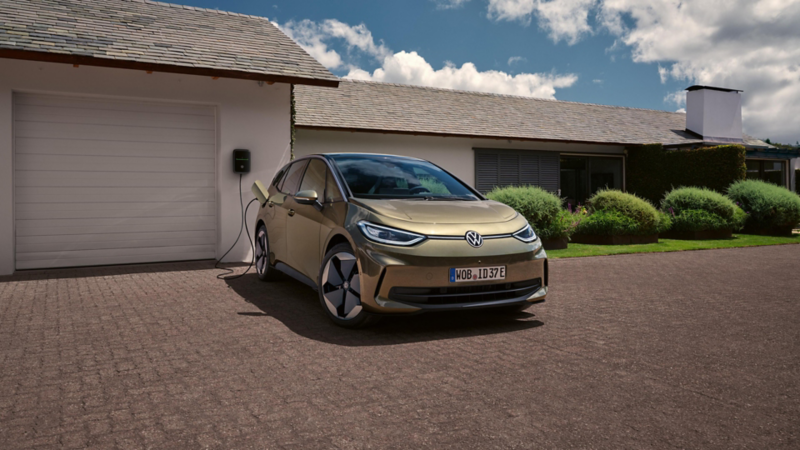 La VW ID.3 è parcheggiata davanti a una casa.