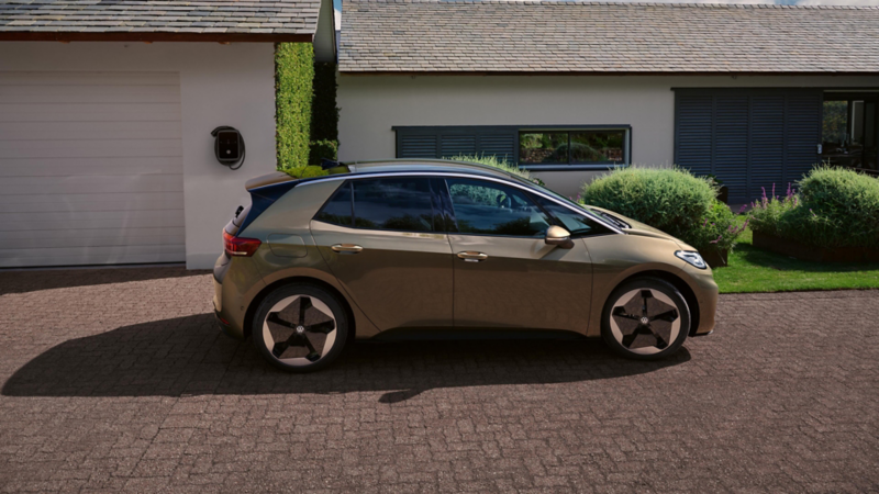 vw id3 sett fra siden parkert utenfor en garasje