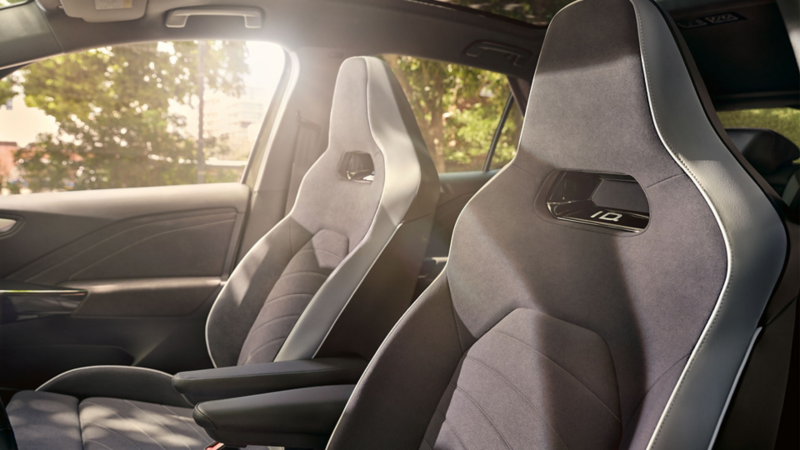 Vue sur les deux sièges avant revêtus de tissu gris.