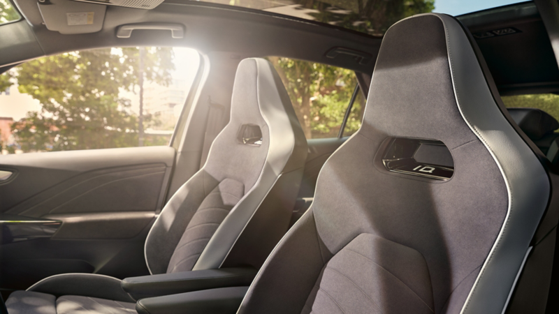Blick auf den elektrischen Top Sportsitz des VW ID.3 mit Massagefunktion und hochwertigem Gewebe.