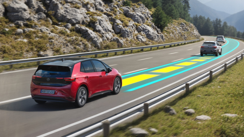Ein VW ID.3 ENERGY fährt auf einer Bergstraße mit aktivem Travel Assist.