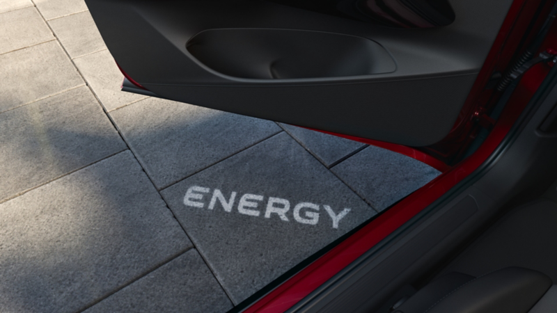 Projektion des ENERGY-Schriftzugs auf den Boden vor geöffneter Tür.