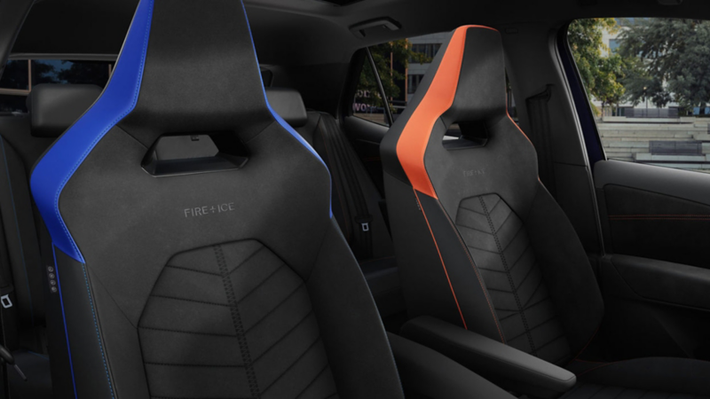 La photo montre les sièges conducteur et passager dans la version FIRE + ICE en bleu et rouge.