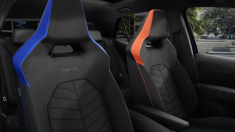 Interieuraanzicht van de VW ID.3 GTX FIRE+ICE met focus op de rode bestuurders- en blauwe passagiersstoel.