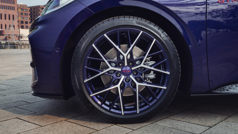 Innenansicht des VW ID.3 GTX FIRE+ICE mit Fokus auf dem roten Fahrer- und dem blauen Beifahrersitz.