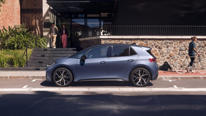Blå ID.3 Neo holder parkeret foran et hus